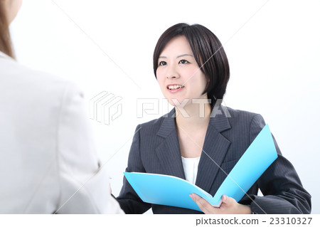 一個年輕的女人開會 一個年輕的女人開會 23310327