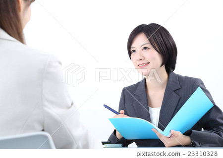 一個年輕的女人開會 23310328