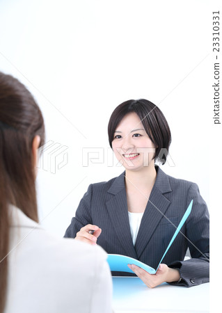 一個年輕的女人開會 23310331