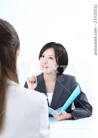 一個年輕的女人開會 一個年輕的女人開會 23310332