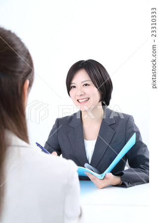 一個年輕的女人開會 一個年輕的女人開會 23310333