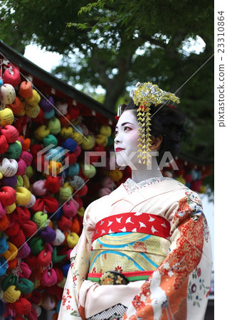 A woman in a maiko figure 23310864
