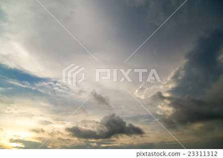 在大雨之後的游擊隊在大雨以後多雲天空晚上日落日落天空初夏天空複製空間字符空間 23311312
