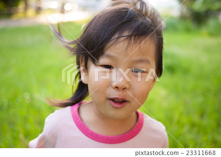 嬰兒在仲夏公園玩耍的孩子 23311668