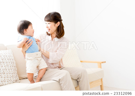 母親和嬰孩嬰孩小嬰兒兒童白色背景拷貝空間男孩 23312096