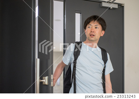 A man who opens a door (surprised · amazing · expression) 23313243