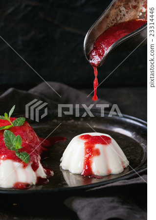 Panna cotta with strawberries Panna cotta with strawberries 23314446