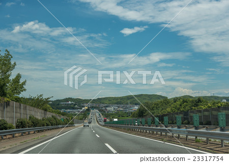在高速公路上駕駛 23317754