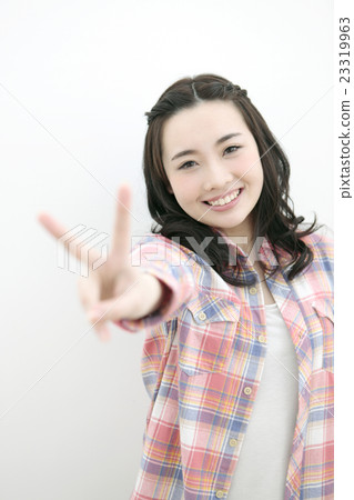 Women wearing a V sign 23319963