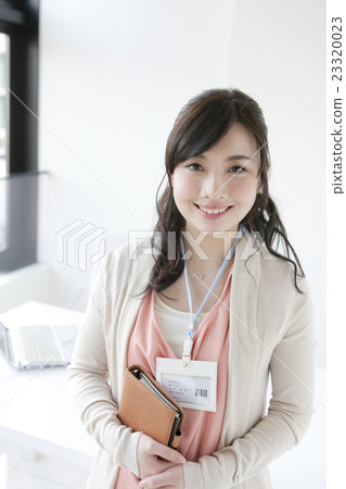 微笑的女商人 23320023