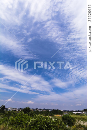 與許多夏天雲彩的藍天 23320683