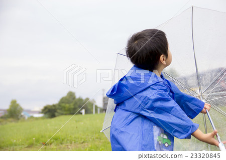 男孩在一個下雨天 23320845