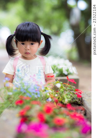 在花壇裡看著花的時候♪ 23322184