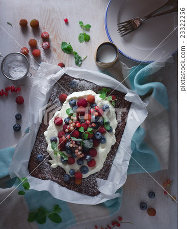 巧克力布朗尼裝飾著大量的貝利 巧克力布朗尼裝飾著大量的貝利 23322256