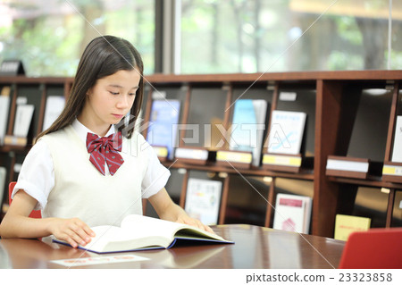初中生在圖書館學習 23323858
