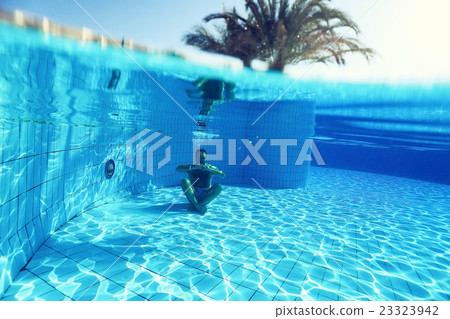 man dives into the pool underwater photo man dives into the pool underwater photo 23323942