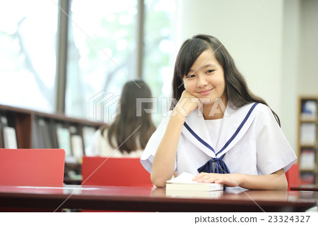 Junior high school students who think in the library 23324327