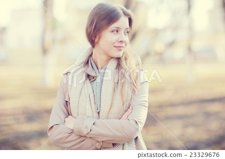 Urban portrait of a girl in bright colors Urban portrait of a girl in bright colors 23329676