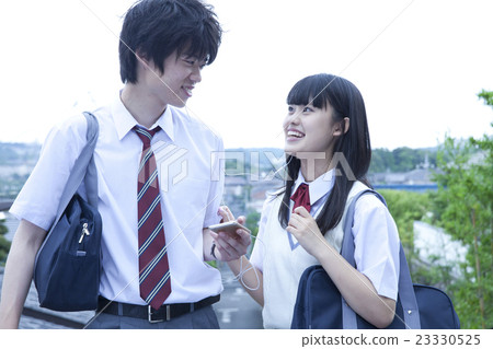 High school student couple after school 23330525