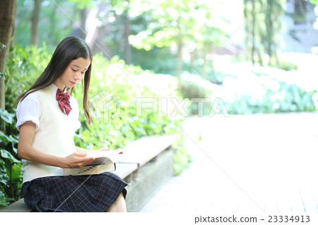Junior high school girls reading 23334913