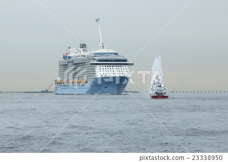 Large craft Ship Quantum of the seeds Osaka harbor entrance 23338950