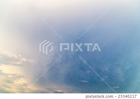 在大雨之後的游擊隊在大雨以後多雲天空晚上日落日落天空初夏天空複製空間字符空間 23340217