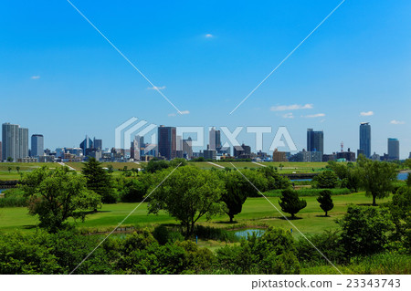 荒川的川原傳播藍天和川口市的高層建築物街道 23343743
