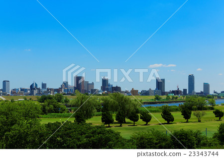 荒川的川原傳播藍天和川口市的高層建築物街道 23343744