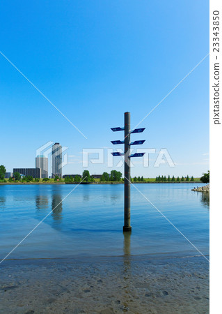 荒川的川原傳播藍天和川口Motoho的住宅區 荒川的川原傳播藍天和川口Motoho的住宅區 23343850