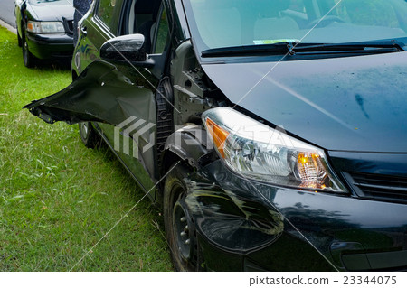 交通事故在一個下雨天 23344075