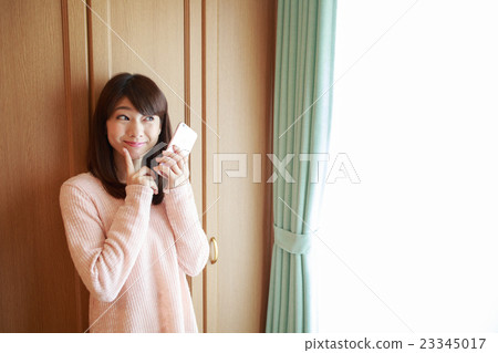 一個在房間裡抽煙的女人 一個在房間裡抽煙的女人 23345017