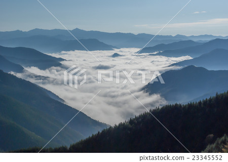 積雲在山谷中的雲海 23345552