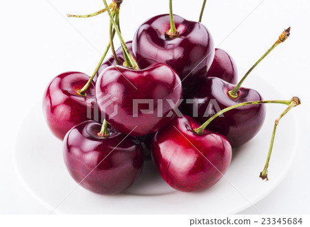 一盤櫻桃在白色背景上 23345684