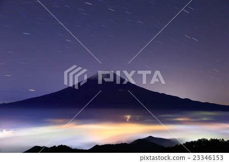從三個通行證看的富士山夜視圖 23346153