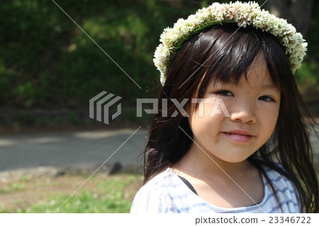 一個白色的三葉草和女孩側身 23346722