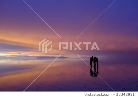 Mirror world 23348951