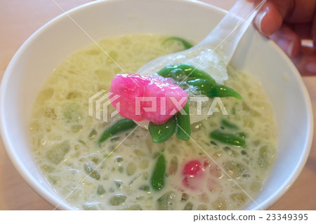 Cendol and stuffed water chestnuts in crushed ice  23349395
