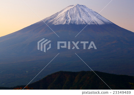 從北河口湖山看見的黎明富士山 從北河口湖山看見的黎明富士山 23349489