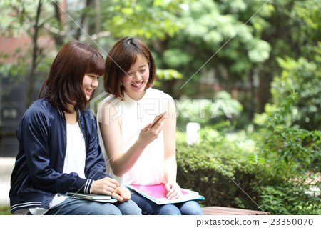 Female college student watching smaho 23350070