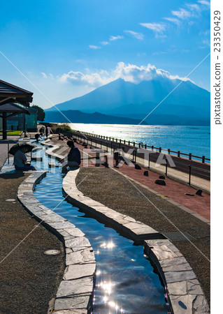 "Roadside Station Tarumizu Yusekikan" You can soak in the footbath while looking at the Kirishima mountain range on the opposite bank of the magnificent Sakurajima and Kinko Bay. 23350429