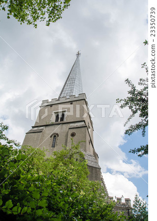 A church with a pointed tower in the suburbs of London 23350739