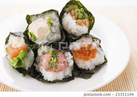 5 kinds of hand rolled sushi 23351194