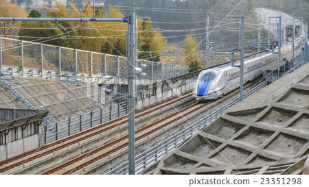 Hokuriku Shinkansen沿著山脈奔跑 23351298