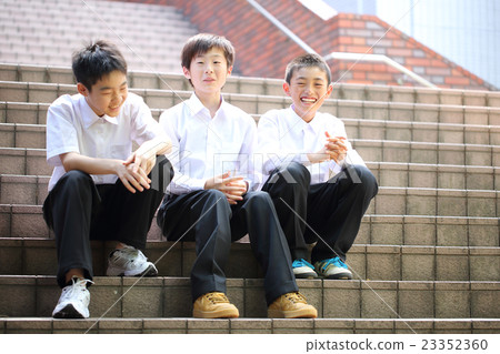 喜歡說話的男性初中生 喜歡說話的男性初中生 23352360