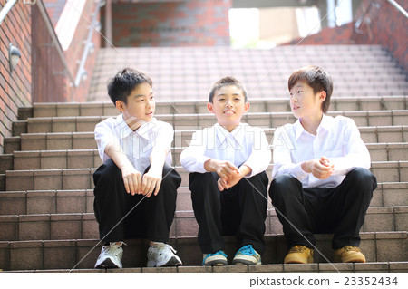 Male junior high school students who enjoy talking Male junior high school students who enjoy talking 23352434
