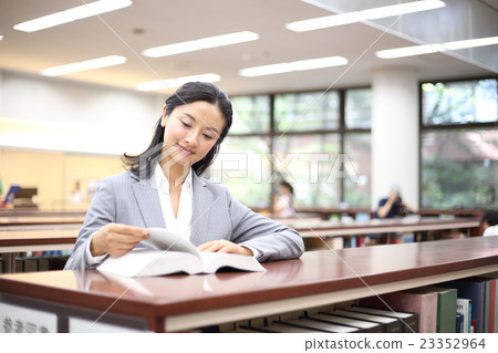 Middle women reading a book 23352964