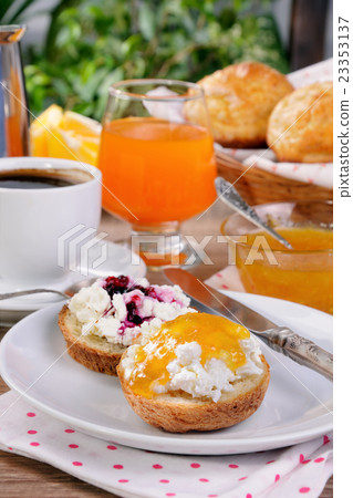 Breakfast of bun with ricotta 23353137