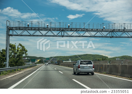 Automatic speed control machine orbiting while driving on expressway 23355051