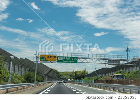 在高速公路上行駛速度注意標誌 在高速公路上行駛速度注意標誌 23355053