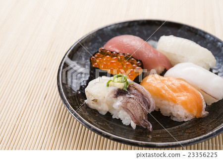  Hand-rolled sushi  23356225